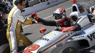 Horúcim adeptom na výhru okruhu Indy 500 sa stal Castroneves