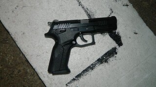 V českom Chomutove sa strieľalo, nahnevaný muž  začal páliť do ľudí