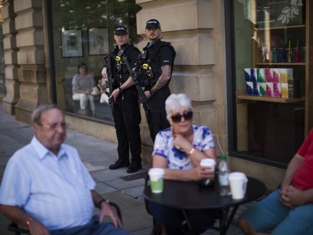 Polícia zverejnila fotografie útočníka z Manchestra, žiada ľudí o pomoc