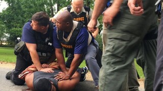 Po hádke zastrelil muž osem ľudí. Na samovraždu mu neostal náboj