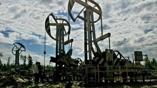 Obmedzenia ťažby ropy nesplnili pôvodné zámery, jej cena opäť klesla