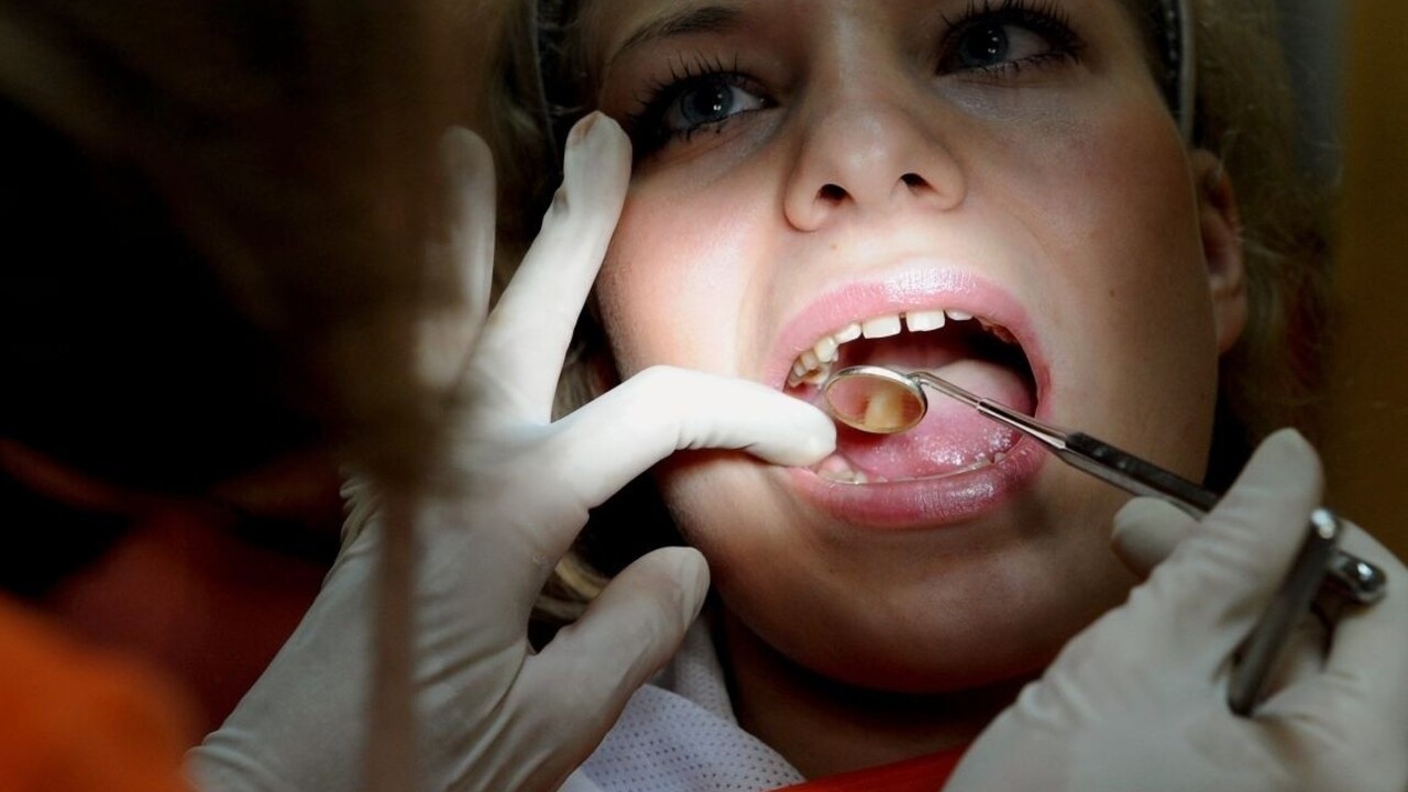 Zubár vytrhol žene 22 zdravých zubov. Chcel zarobiť