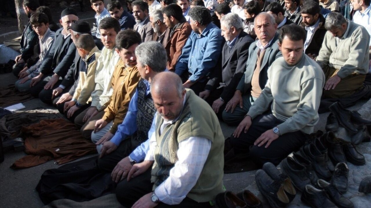 Na pozemku budúcej mešity našli na protest kusy prasaťa na koloch