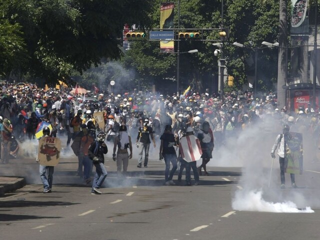 Venezuelčania protestujú už 60 dní, ľuďom chýbajú potraviny