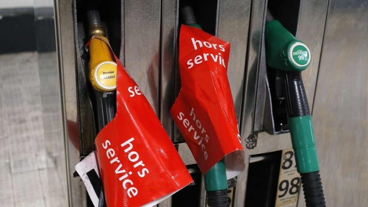 Čerpacie stanice vo Francúzsku sa ocitli v problémoch, možno nenatankujete