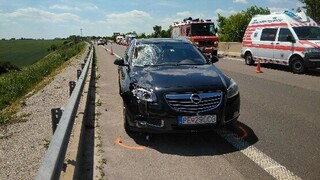 Vodič na R1 vystúpil z vozidla, zachytilo ho okoloidúce auto