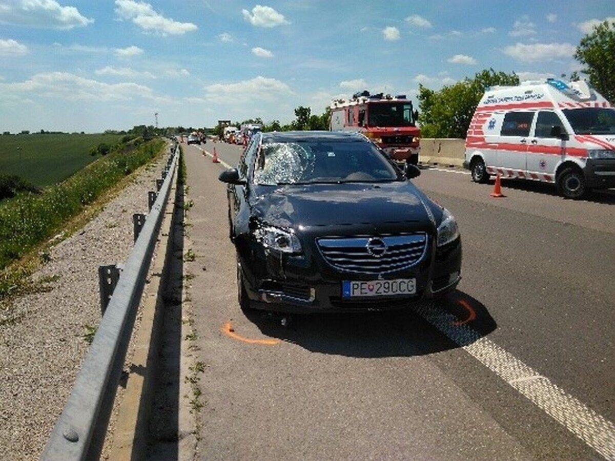Vodič na R1 vystúpil z vozidla, zachytilo ho okoloidúce auto