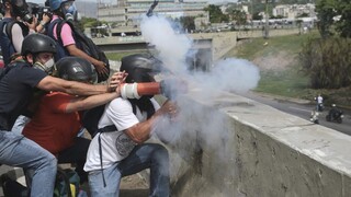 Ukončí krvavé protesty? Maduro prisľúbil občanom referendum