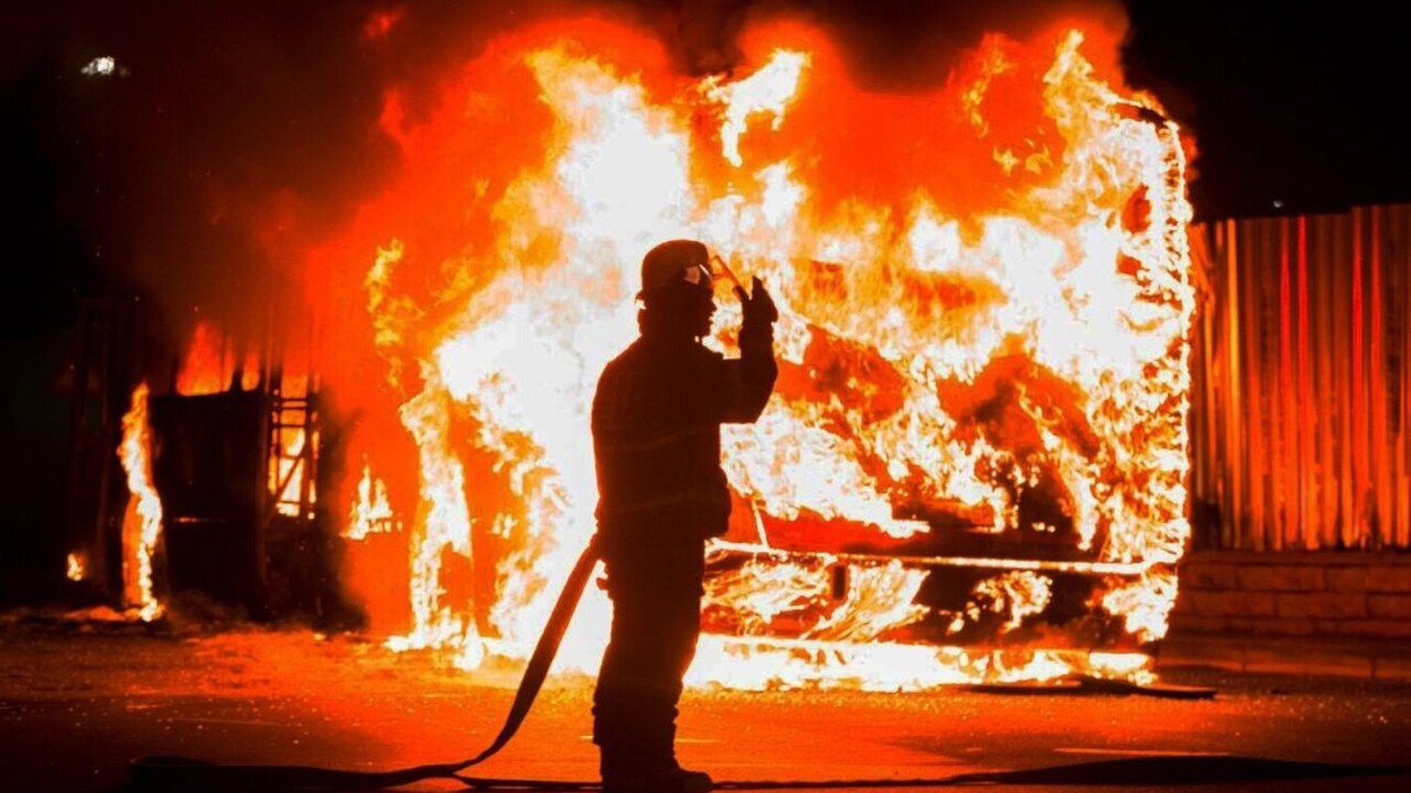 požiar autobus hasič oheň plamene 1140 px (SITA/AP)