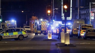 V centre Londýna opäť zabíjali teroristi. Útočili dodávkou aj nožmi