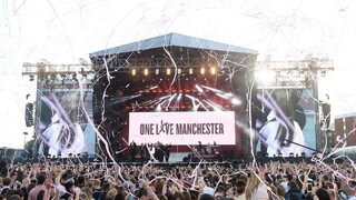 Obete teroristického útoku v Manchestri si prišli uctiť hudbou