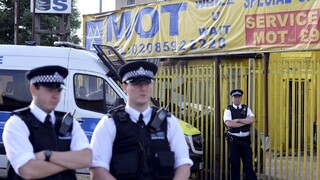 Polícia pozná totožnosť útočníkov, v Londýne podnikla razie