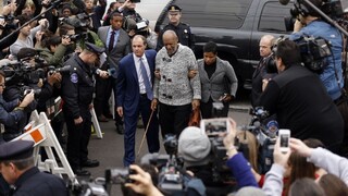 Cosby absolvoval prvý súdny proces, vinu naďalej popiera