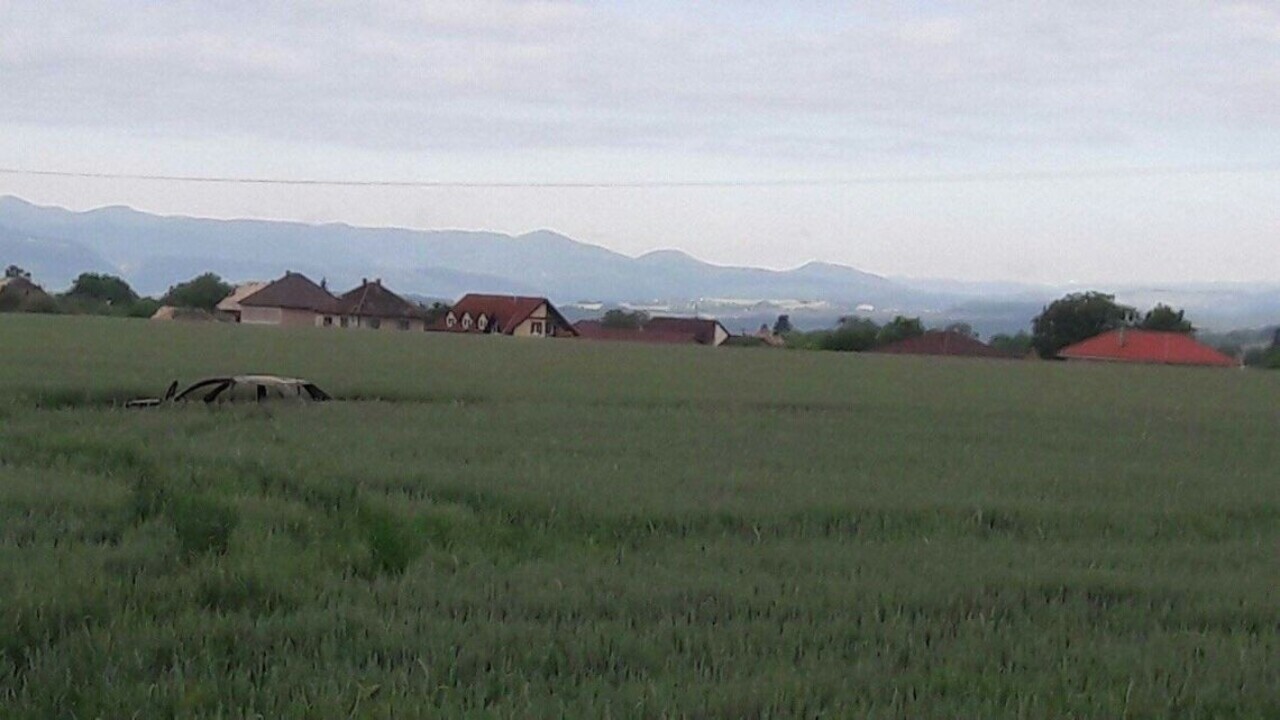 V zničenom aute na poli našli zhorené ľudské telo