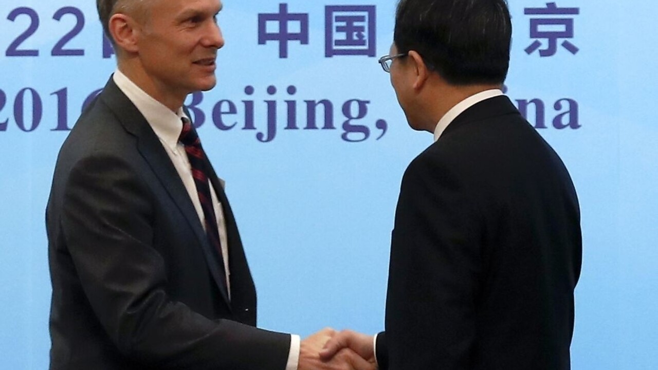 Veľvyslanec USA v Číne rezignoval, dôvodom je Trump