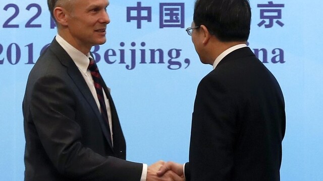 Veľvyslanec USA v Číne rezignoval, dôvodom je Trump