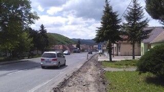 Vo Zvolenskej Slatine čelia problému. Chodník sa stavia expresne rýchlo