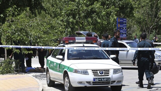Teroristi zaútočili v iránskom parlamente aj v známom mauzóleu