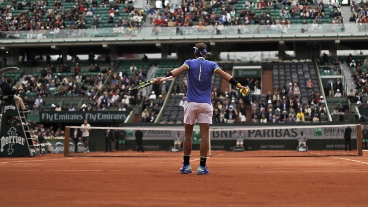 Nadal postúpil v Paríži už do semifinále, jeho súper skrečoval