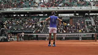 Nadal postúpil v Paríži už do semifinále, jeho súper skrečoval