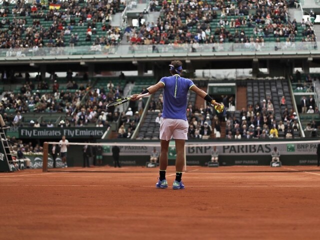 Nadal postúpil v Paríži už do semifinále, jeho súper skrečoval