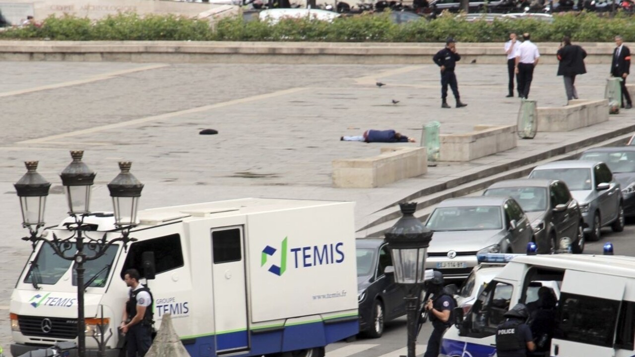 Zverejnili video z útoku kladivom pred parížskou katedrálou