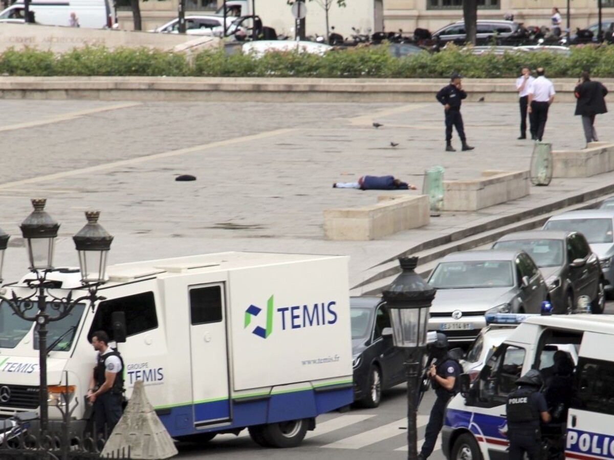 Zverejnili video z útoku kladivom pred parížskou katedrálou