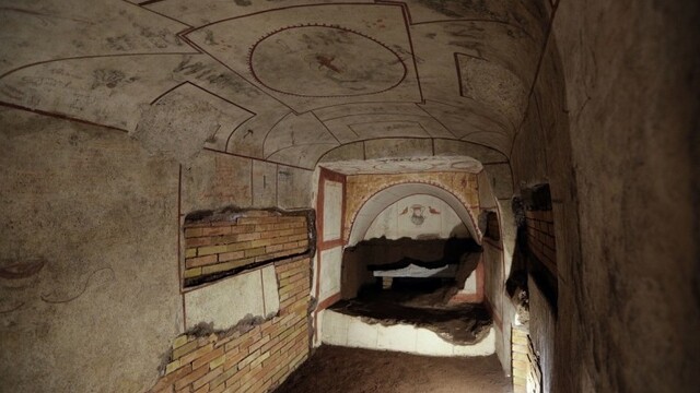 italy-catacombs940324433480_0a000002-6759-872d.jpg