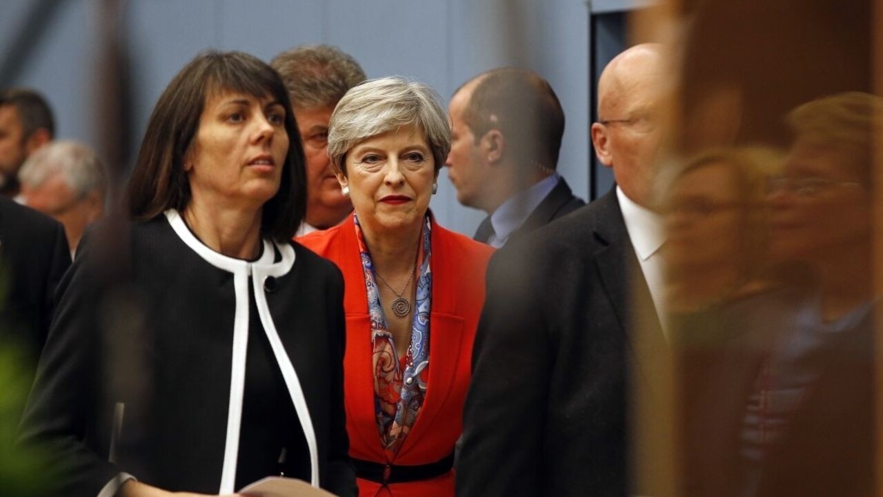 Mayová chce po fiasku menšinovú vládu, EÚ dáva Británii čas