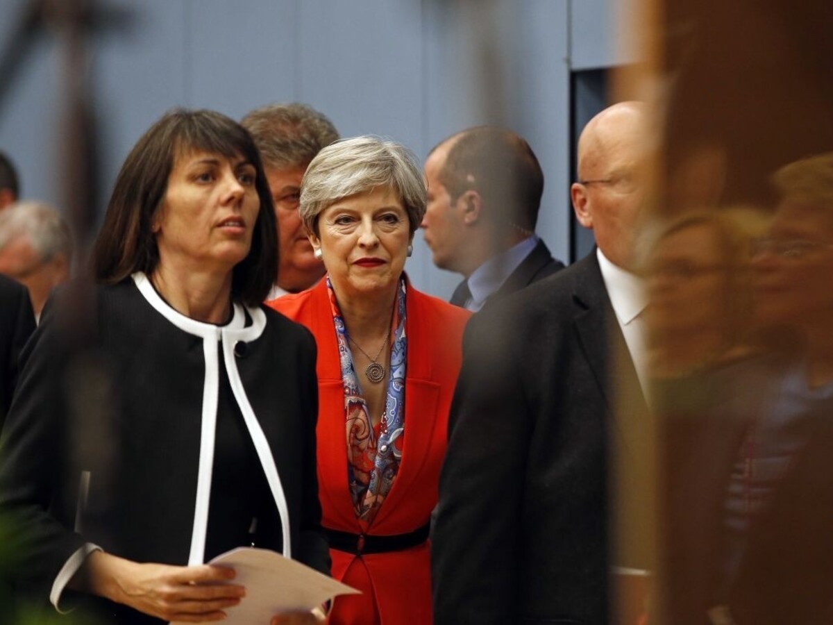 Mayová chce po fiasku menšinovú vládu, EÚ dáva Británii čas