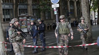 Útok kladivom pred parížskou katedrálou bol teroristickým činom