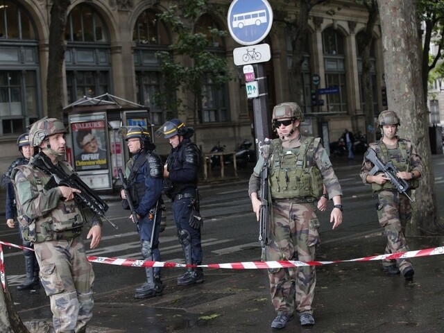 Útok kladivom pred parížskou katedrálou bol teroristickým činom