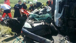 Štyria ľudia zahynuli pri zrážke nákladného a osobného auta