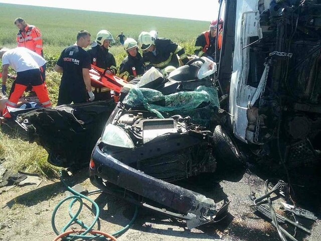 Štyria ľudia zahynuli pri zrážke nákladného a osobného auta