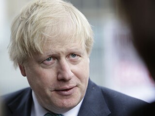 Britský minister hromadnou správou vyvracia špekulácie médií