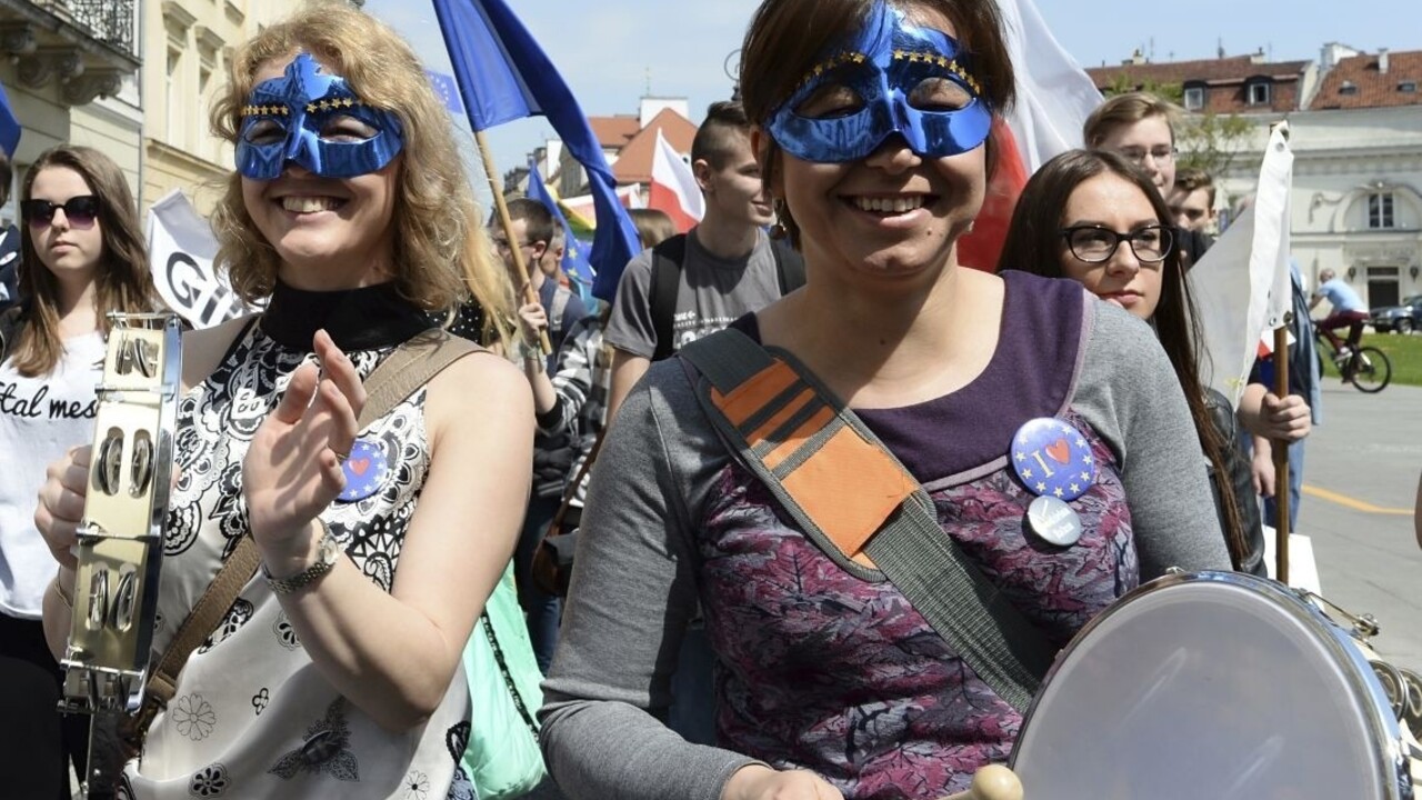 Protivládni protestujúci v Poľsku čelia obvineniam z narušenia piety