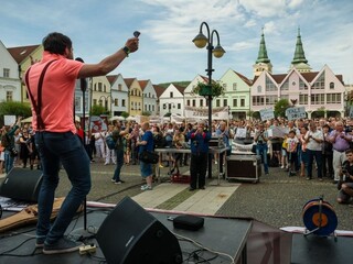 Slováci opäť vyšli do ulíc, s korupciou chcú raz a navždy skoncovať