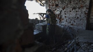Ukrajina boje zbraň vojak 1140 px (SITA/AP)