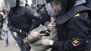 V Rusku polícia na prvého mája zatkla najmenej 32 ľudí, a to aj protivojnových demonštrantov