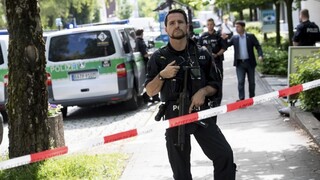 Pri streľbe v mníchovskom metre vážne zranili policajtku