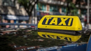 Stovky bratislavských taxikárov sa zúčastňujú tichého protestu