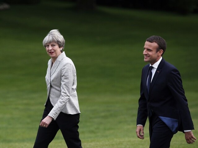 Macron sa stretol s Mayovou. Dvere do EÚ sú vraj pre Britov otvorené