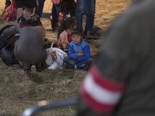 Žiadali o azyl, skončili v tábore. Migrantom vyplatia odškodné