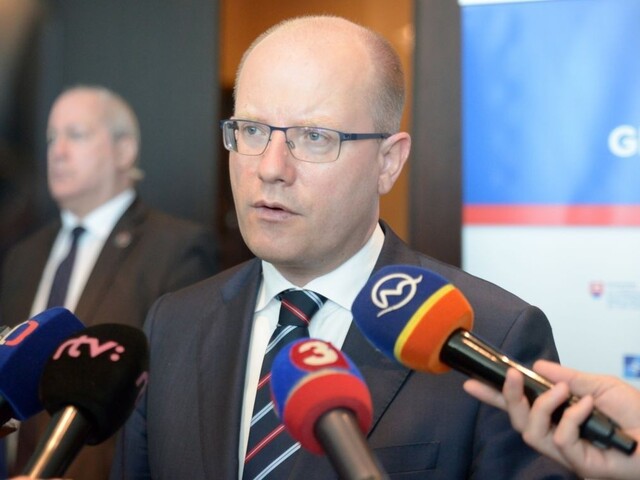 Český premiér odchádza z čela najsilnejšej vládnej strany