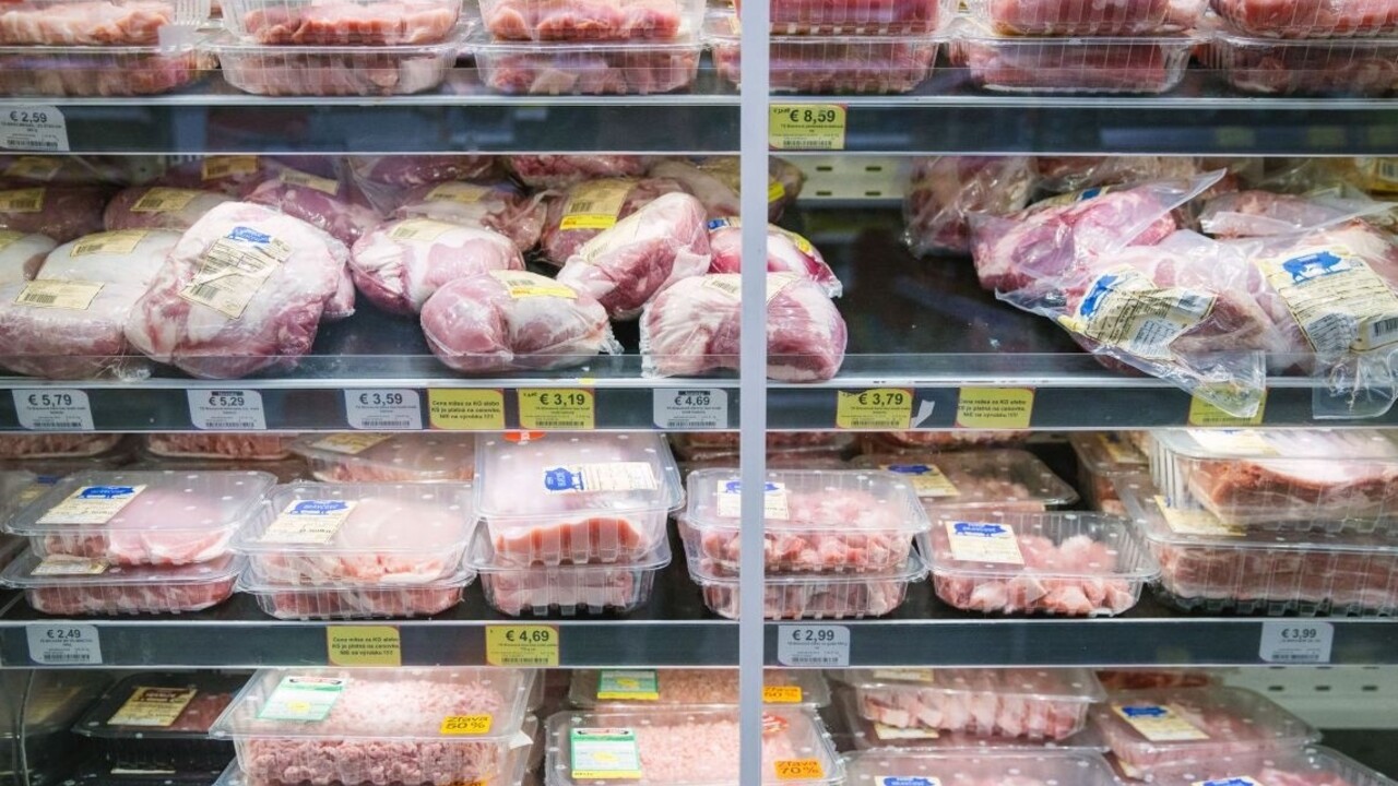 potraviny hypermarket obchod mäso 1140px (SITA/Marko Erd)
