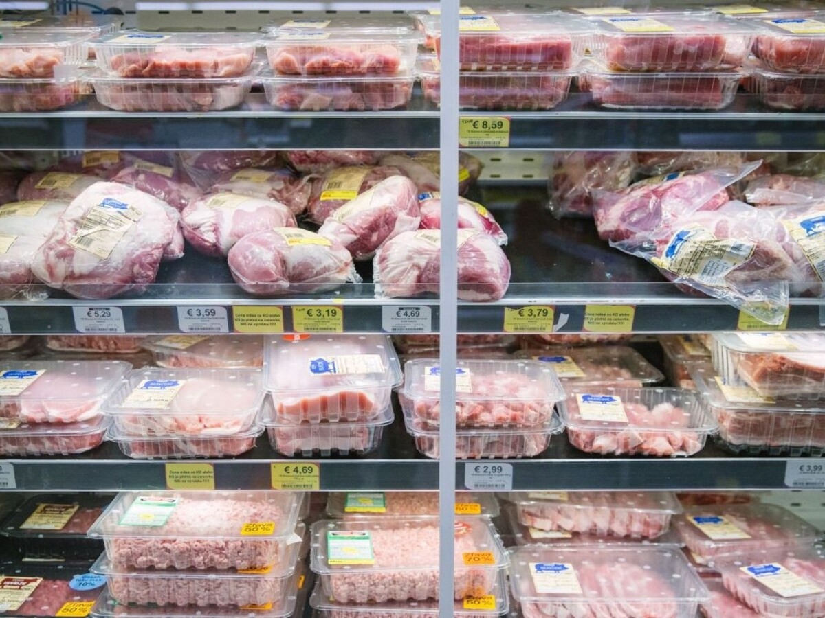 potraviny hypermarket obchod mäso 1140px (SITA/Marko Erd)