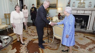 Zeman sa stretol s britskou kráľovnou, priviedol ženu aj dcéru
