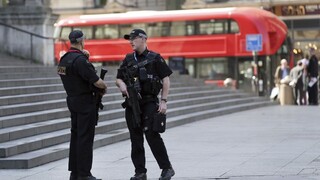 Pred britským parlamentom zasahovala polícia, podozrivý nikoho nezranil