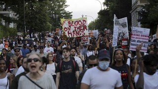 Tragédia v Londýne vyvoláva kritiku, protestujúci vtrhli do radnice