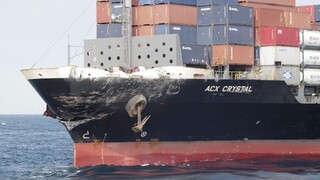 Komerčná loď sa zrazila s torpédoborcom, po námorníkoch pátrajú